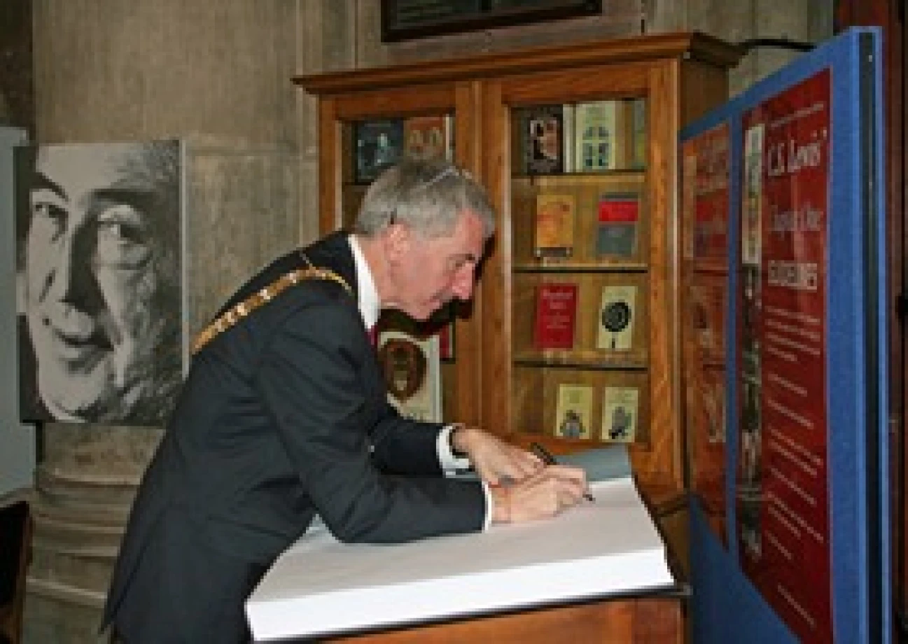 Lord Mayor of Belfast signs the C S Lewis book at St Anne’s