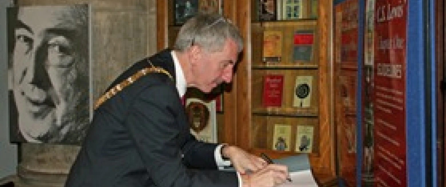 Lord Mayor of Belfast signs the C S Lewis book at St Anne’s